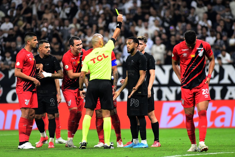 Martínez e Yuri Alberto recebem terceiro cartão amarelo e desfalcam Corinthians contra o Cuiabá | corinthians | ge