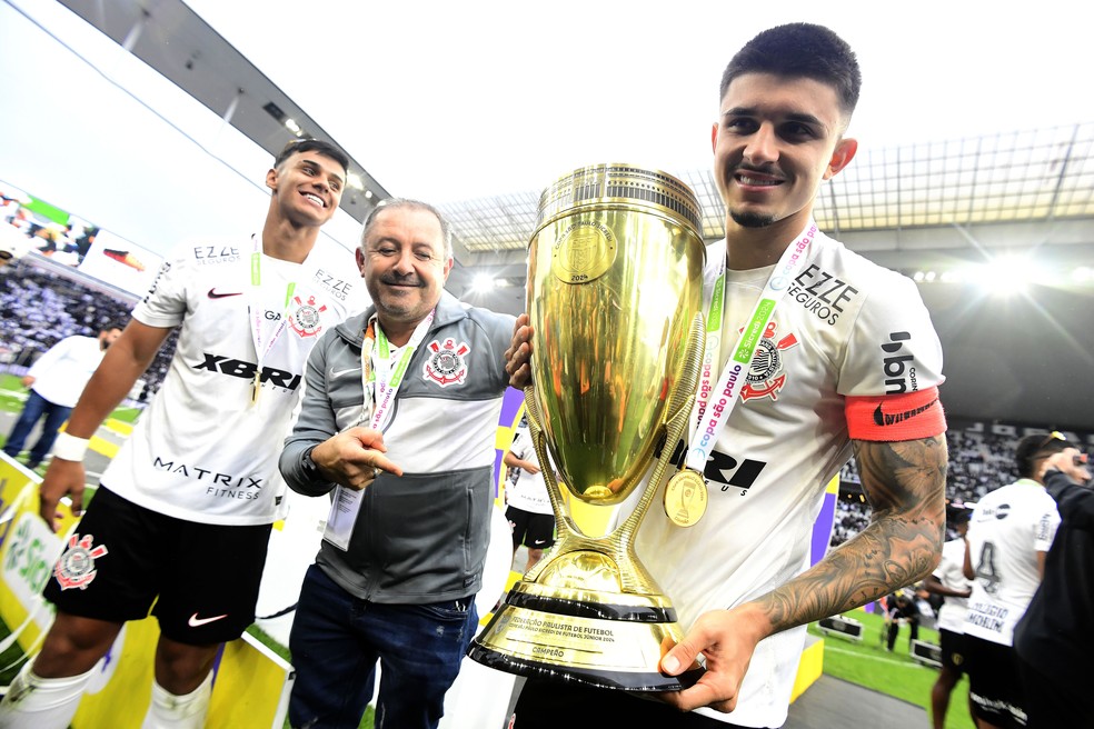 Saída de Fagner abre espaço para Léo Maná se consolidar no profissional do Corinthians | corinthians | ge