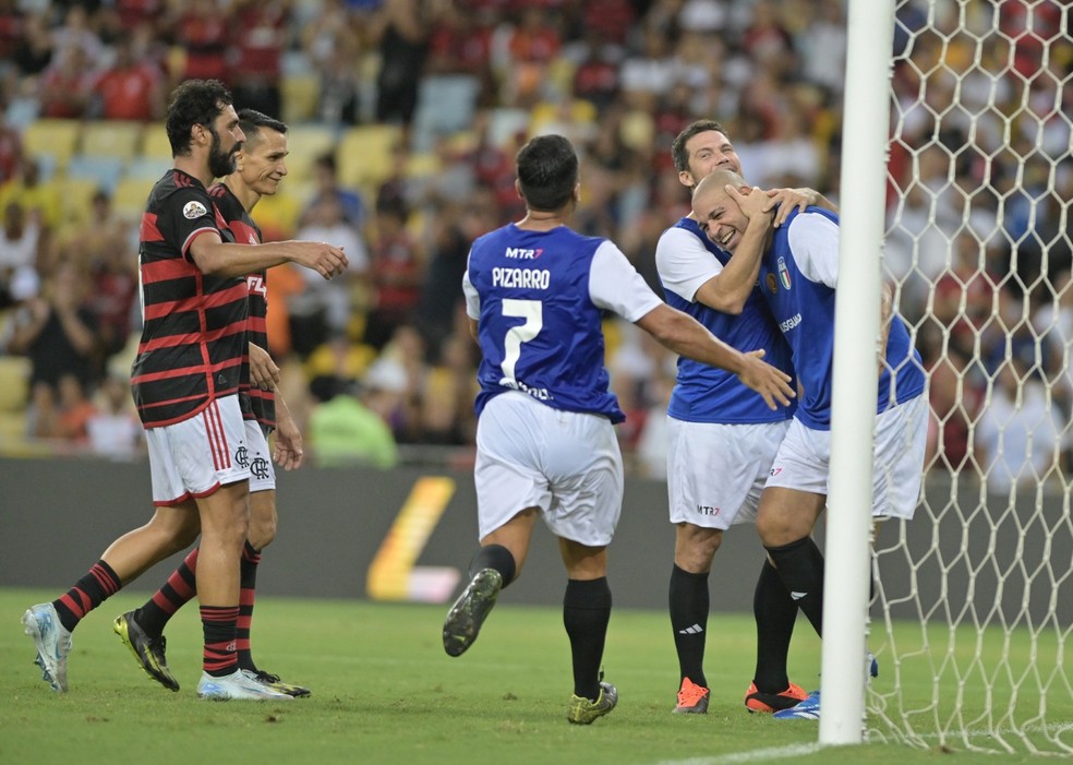 Flamengo x Amigos da Itália: Adriano faz dois gols e se emociona em jogo de despedida | flamengo | ge