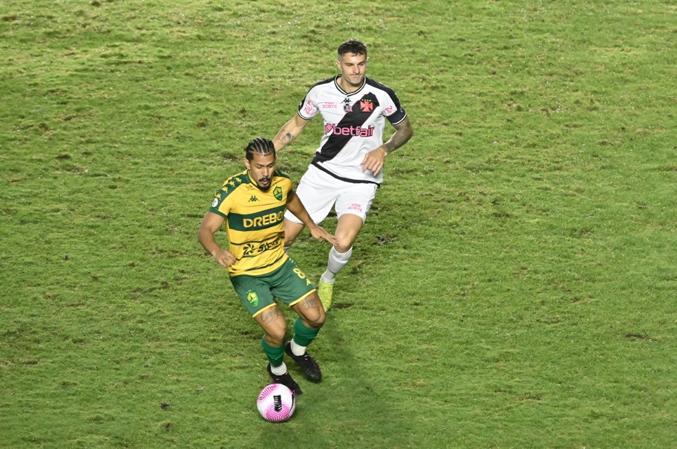 Hugo Moura e Vegetti recebem terceiro cartão amarelo e desfalcam o Vasco contra o Bahia | vasco | ge