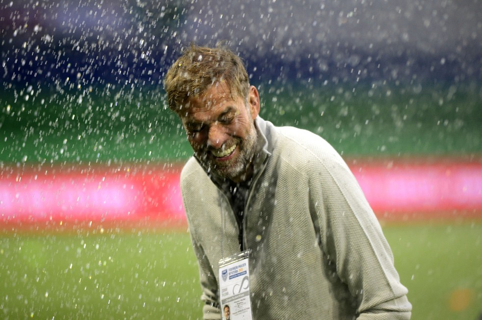 Klopp visita Allianz Parque para Palmeiras x Bragantino e leva banho de água no gramado | palmeiras | ge