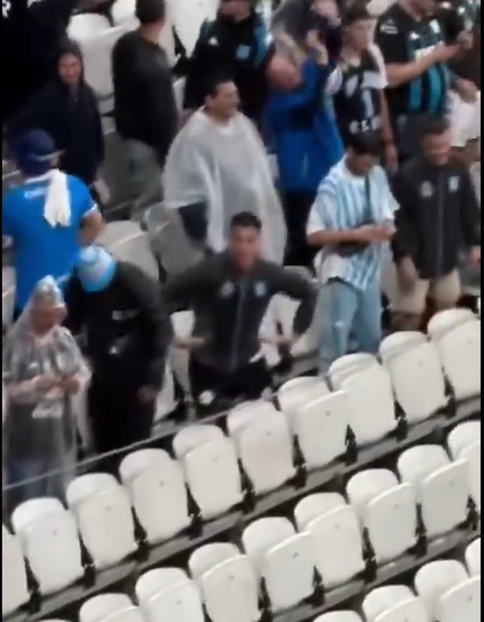 Torcedor do Racing faz gestos racistas em direção à torcida do Corinthians; vídeo | corinthians | ge