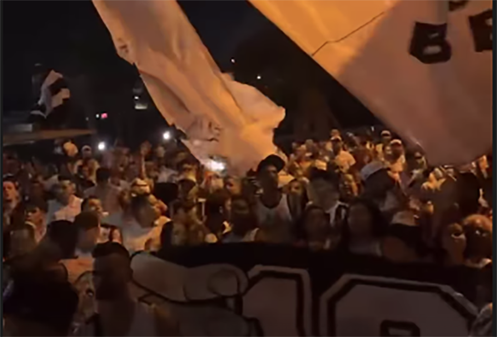 Torcedores do Atlético-MG fazem festa de apoio ao time e são saudados por jogadores na Cidade do Galo | atlético-mg | ge