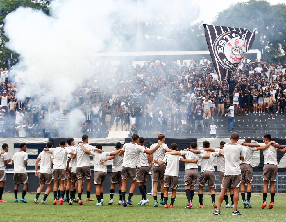 Corinthians faz treino aberto para mais de 2 mil pessoas na véspera da decisão da Copinha | corinthians | ge