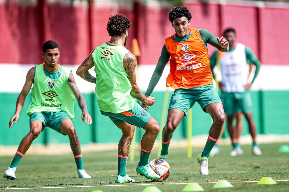 Fluminense unifica os grupos do elenco, e Mano Menezes comanda o time contra a Portuguesa | fluminense | ge