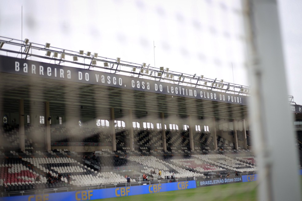 Sob olhares de Carille, Vasco perde para o Volta Redonda em jogo-treino | vasco | ge