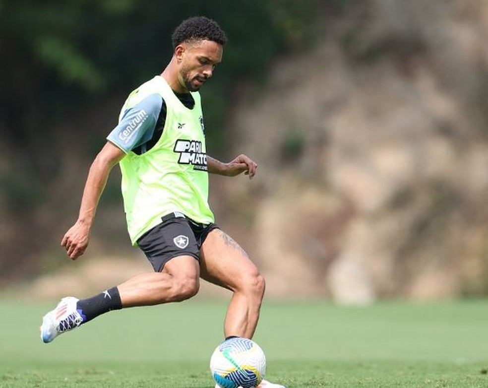 Vitinho faz primeiro treino no Botafogo; manhã no CT tem trabalho de recuperação antes da folga | botafogo | ge