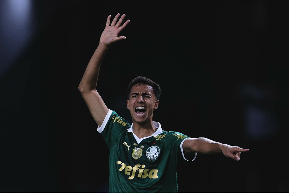 Vitor Reis se despede de companheiros no CT do Palmeiras e fará exames no Manchester City | palmeiras | ge