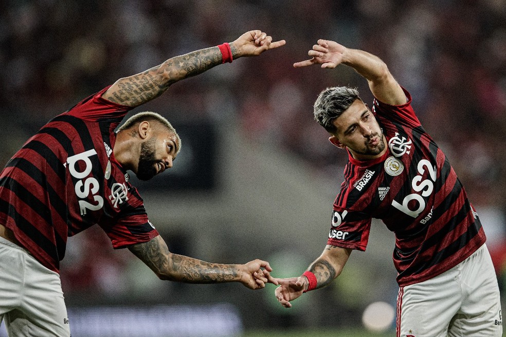 Com Suárez, Cavani e seis jogadores do Flamengo, Arrascaeta cria time ideal com quem já atuou | flamengo | ge