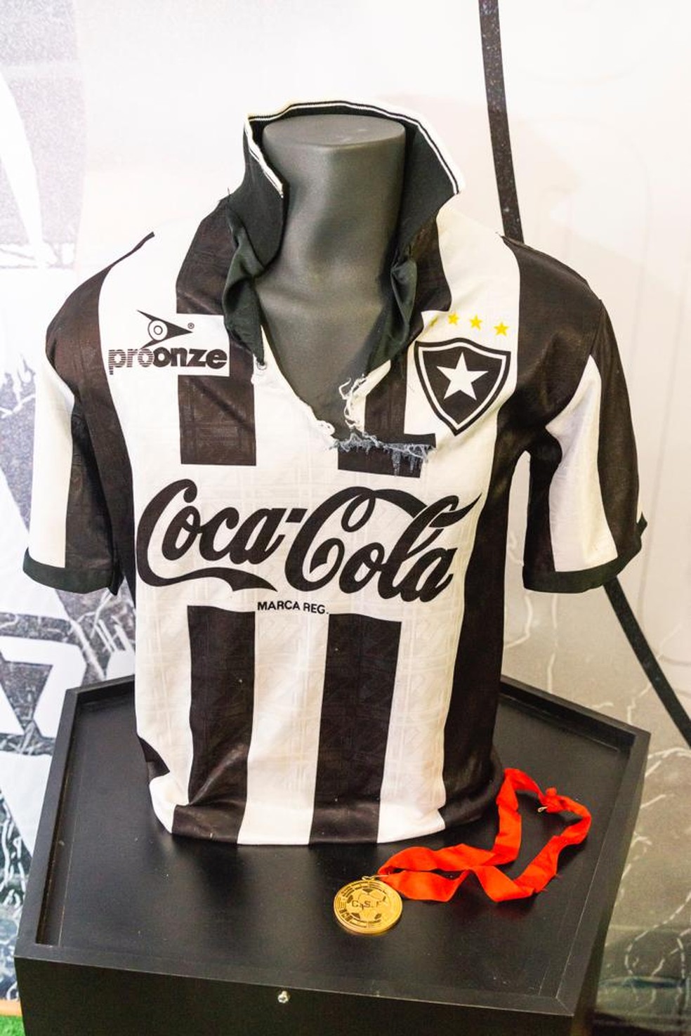 Campeão pelo Botafogo cria álbum de figurinhas da Copa Conmebol e define duelo do título de 1993: "Guerra" | botafogo | ge