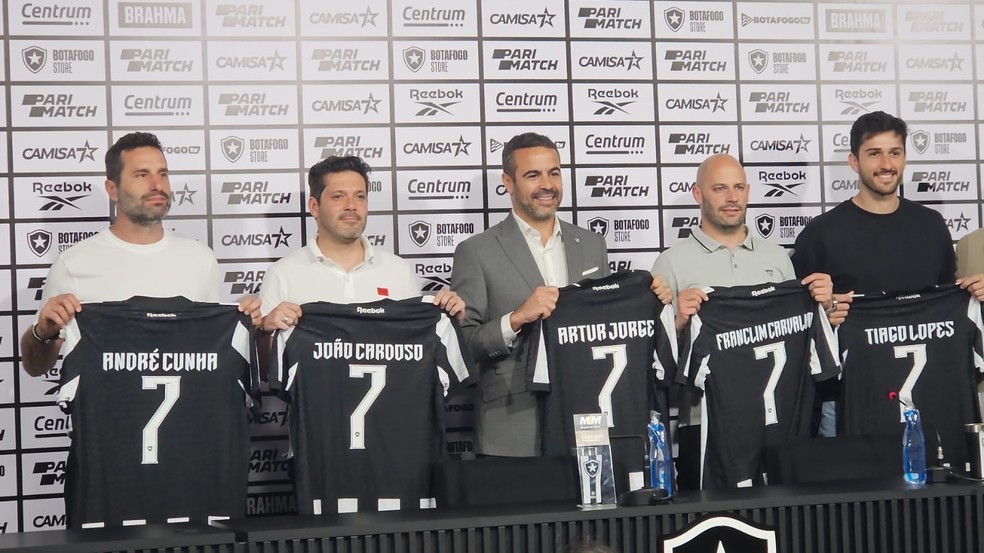 Treinador, comissão e 10 jogadores: veja saídas do Botafogo depois do ano mágico de 2024 | botafogo | ge