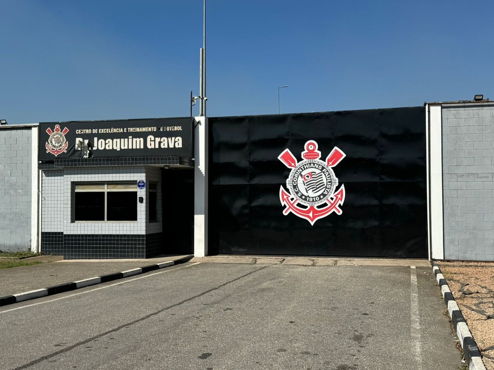 Torcida organizada vai ao CT do Corinthians antes de semifinal da Sul-Americana | corinthians | ge