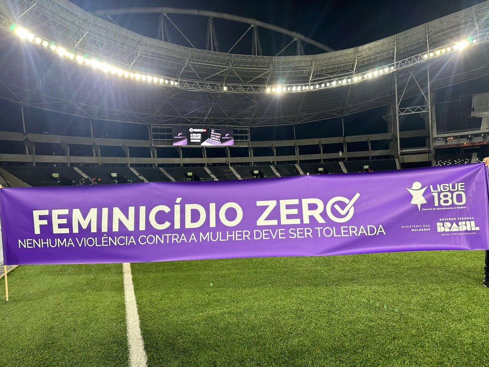 Vasco faz ação no clássico em apoio à campanha de Feminicídio Zero do Ministério da Mulher | vasco | ge