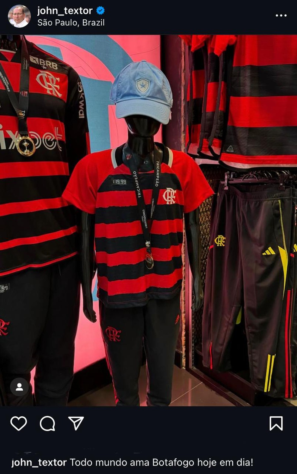 Textor posta foto de uniforme do Flamengo com boné do Botafogo: "Todo mundo ama hoje em dia" | botafogo | ge