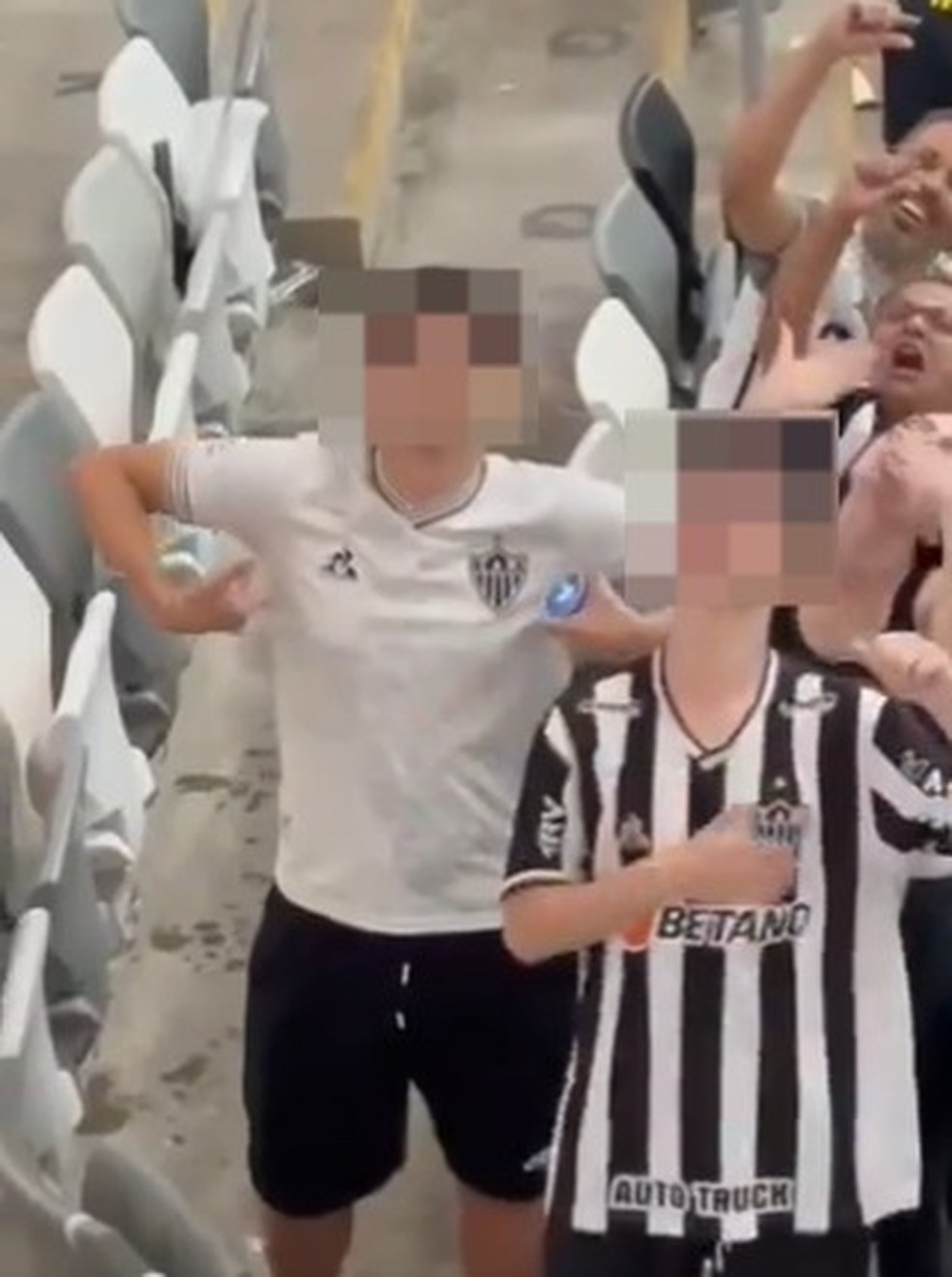 Torcedor do Atlético-MG faz gestos racistas em direção à torcida do San Lorenzo; veja imagens | atlético-mg | ge