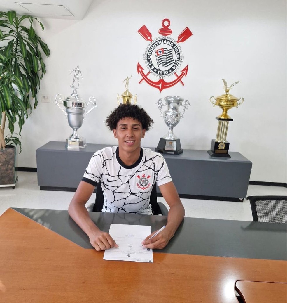 Corinthians desiste de contratar para a base lateral que era goleiro em 2023 após repercussão ruim | corinthians | ge