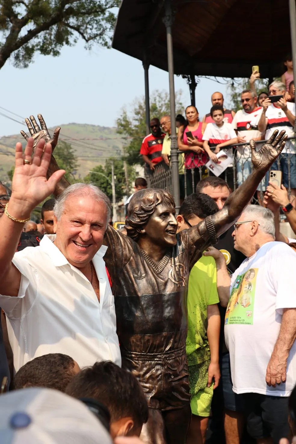 Zico ganha estátua em Quintino em homenagem aos 70 anos do craque do Flamengo | flamengo | ge