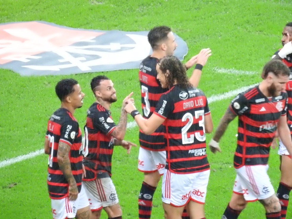 Michael brinca com gol de cabeça pelo Flamengo: "Ninguém acredita que um baixinho vai fazer" | flamengo | ge