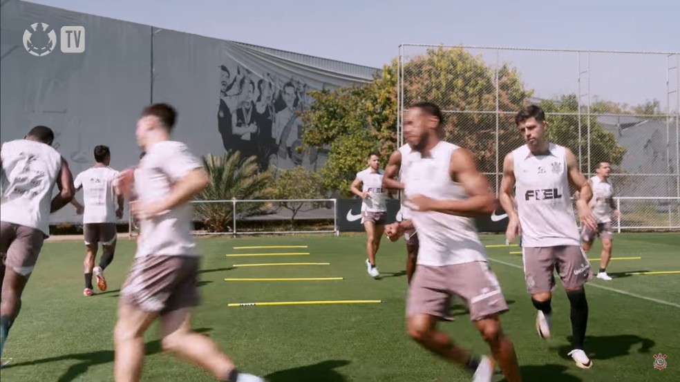 Atacante espanhol "vaza" em treino do Corinthians e aguarda regularização | corinthians | ge