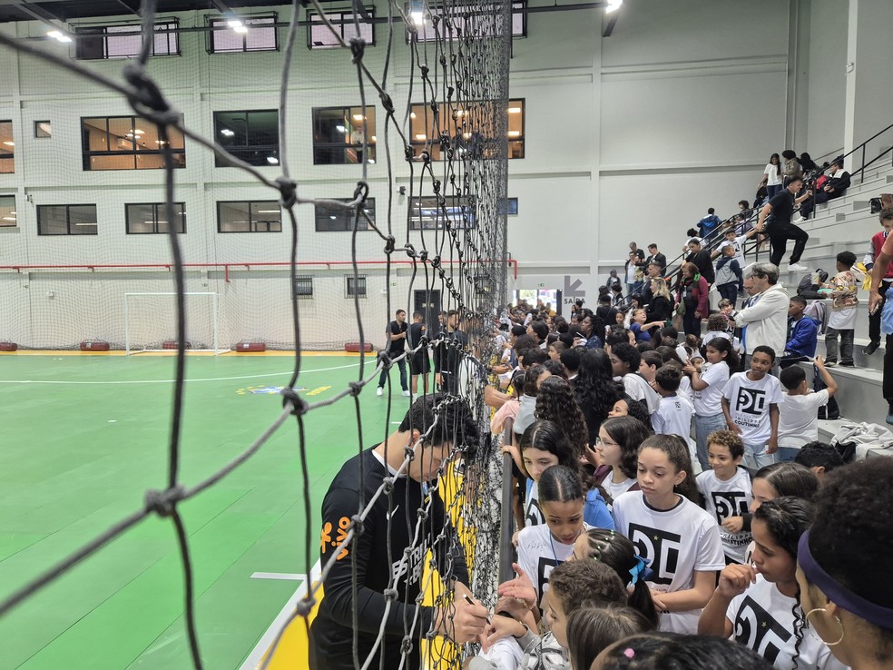 Perto de inauguração, Instituto Philippe Coutinho recebe ídolos do Vasco, seleção de futsal e escolas | vasco | ge