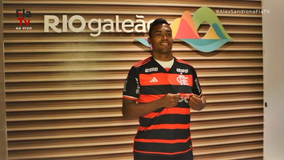 Alex Sandro chega ao Rio e recebe a camisa 16 do Flamengo | flamengo | ge