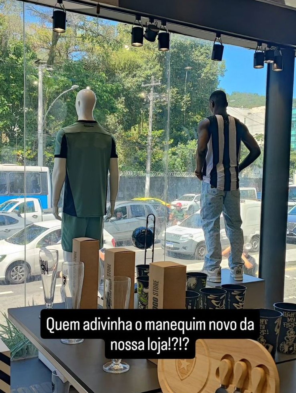 Luiz Henrique "vira" manequim em loja do Botafogo e é atração na sede do clube | botafogo | ge