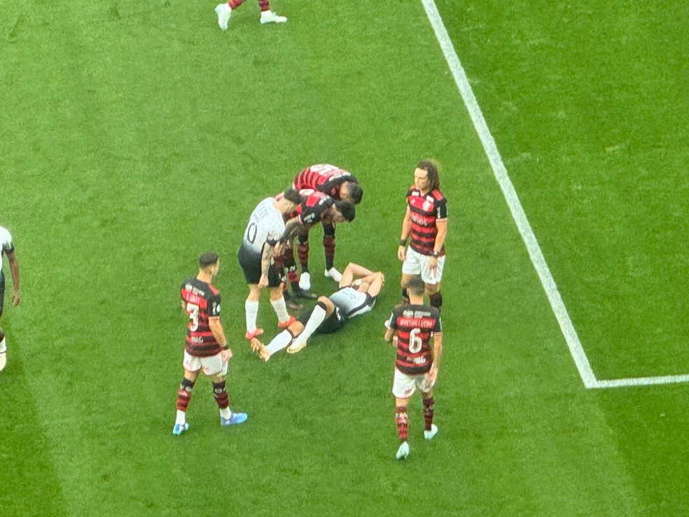 Héctor Hernández sente lesão com quatro minutos de jogo e preocupa o Corinthians | corinthians | ge