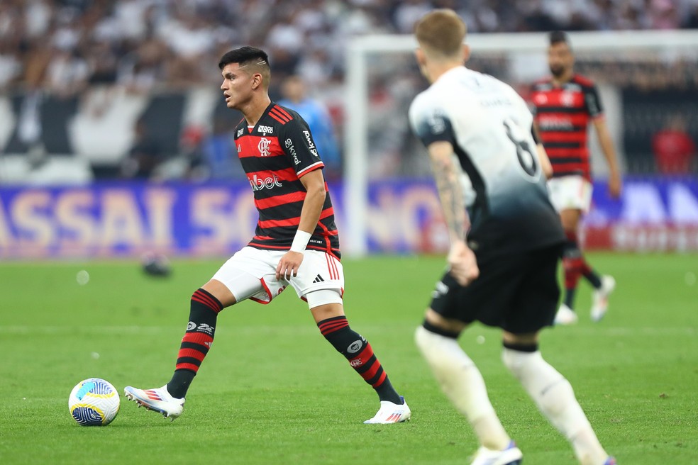 Da arrancada à expulsão, Alcaraz tem estreia promissora no Flamengo antes da agressão | flamengo | ge