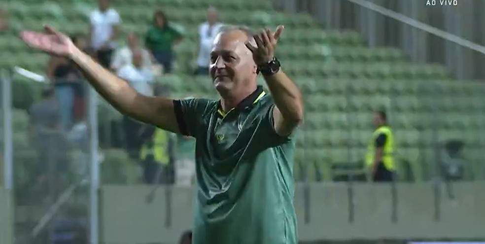 América-MG 3x0 Guarani: Lisca ganha música e celebra com a torcida primeira vitória; veja vídeo | américa-mg | ge