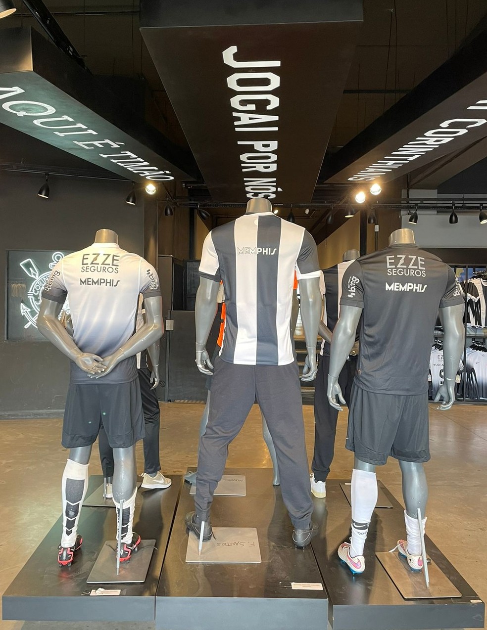 Loja do Corinthians na arena coloca camisa de Memphis à venda; veja foto e preços | corinthians | ge