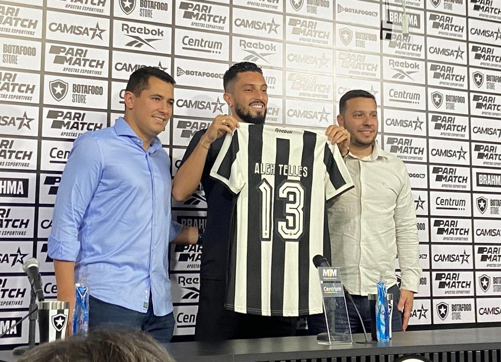 Lateral Alex Telles é apresentado no Botafogo | botafogo | ge