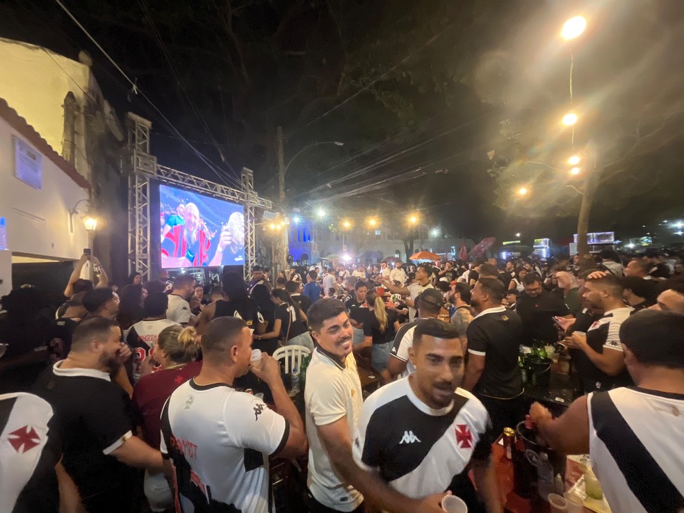 Candinho virou baile! ge acompanha classificação do Vasco no meio da torcida; veja o vídeo | vasco | ge