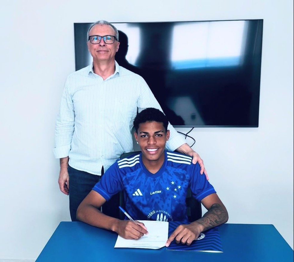 Cruzeiro assina primeiro contrato com Caio, artilheiro do sub-17 e sobrinho-neto de Ariano Suassuna | cruzeiro | ge