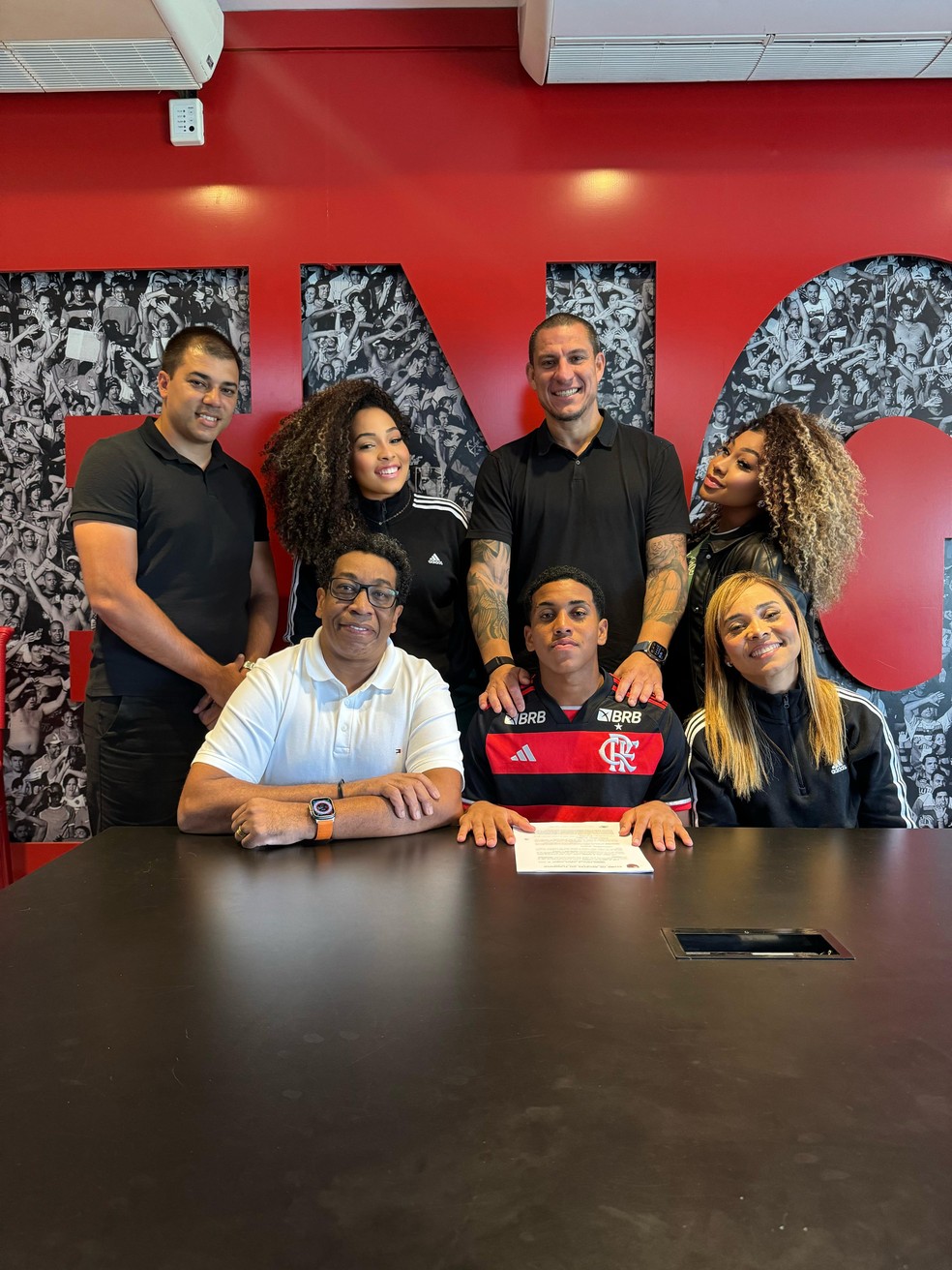 Joia do sub-17 renova contrato com Flamengo e terá multa de R$ 426 milhões | flamengo | ge