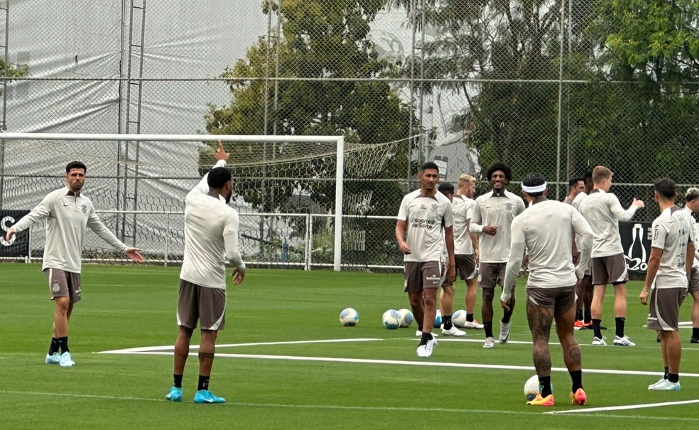 Treino do Corinthians tem Memphis Depay sorridente, lateral recuperado e Raniele fora | corinthians | ge