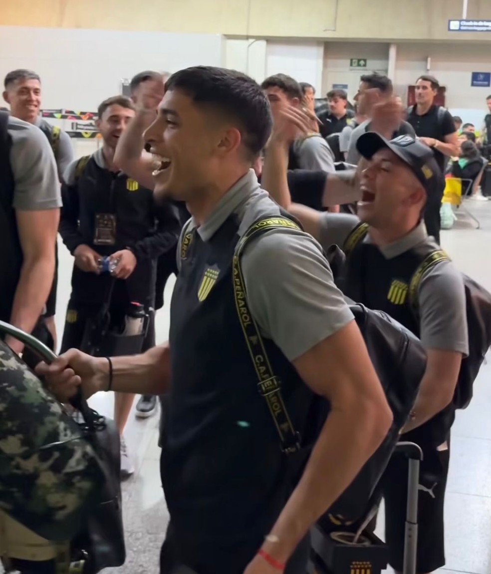 Peñarol compartilha vídeo de jogadores comemorando em aeroporto após vitória contra Flamengo | flamengo | ge