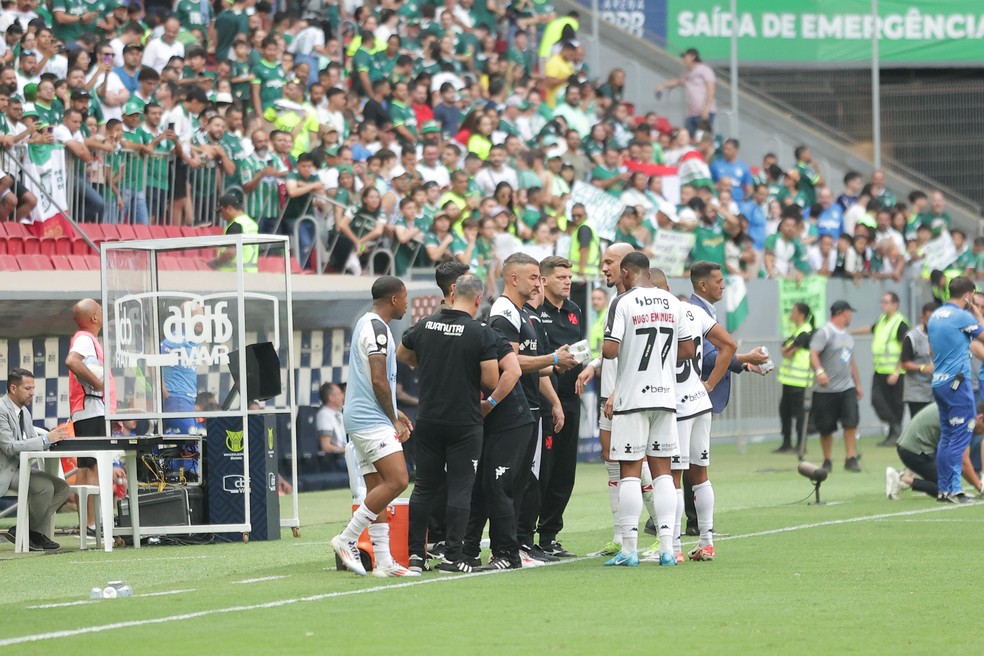 Bola mal recuada assombra o Vasco, que já deu gol de "presente" e teve jogador expulso; veja lances | vasco | ge