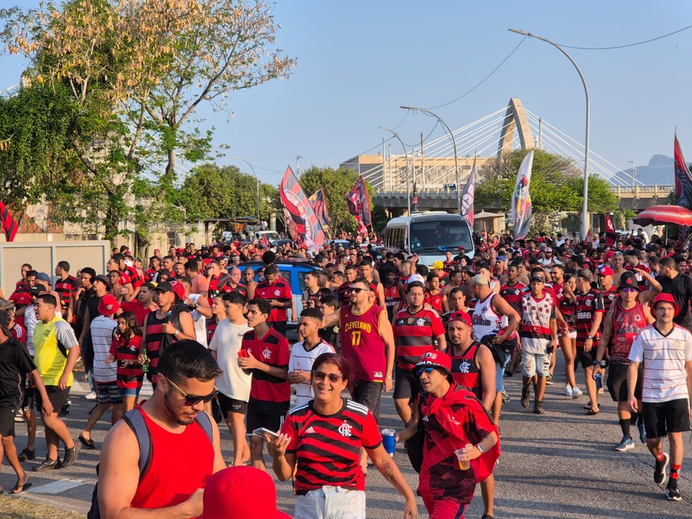 Torcedores fazem "AeroFla" no embarque do Flamengo para enfrentar o Peñarol Montevidéu | flamengo | ge