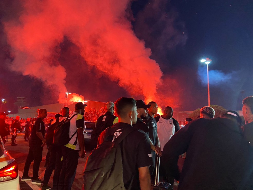 No embalo da torcida, Botafogo desembarca no Rio após avançar na Libertadores | botafogo | ge