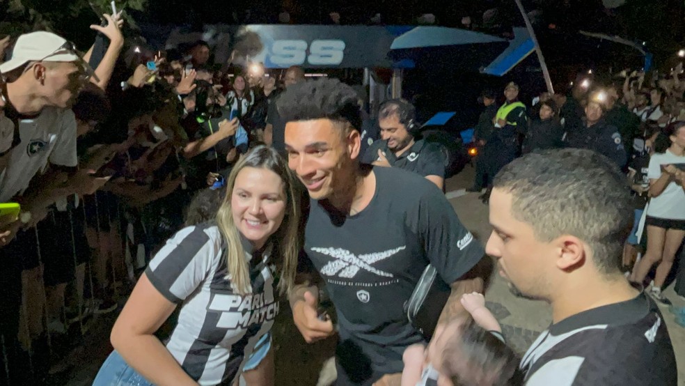 Botafogo chega à Brasília com festa da torcida; Júnior santos é novidade e Cuiabano fica no Rio | botafogo | ge