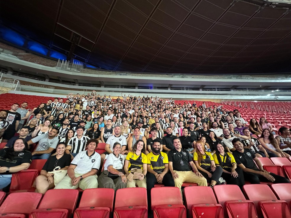 Festa em Brasília: torcida do Botafogo prepara primeiro mosaico fora da Região Sudeste; ge acompanha montagem | botafogo | ge