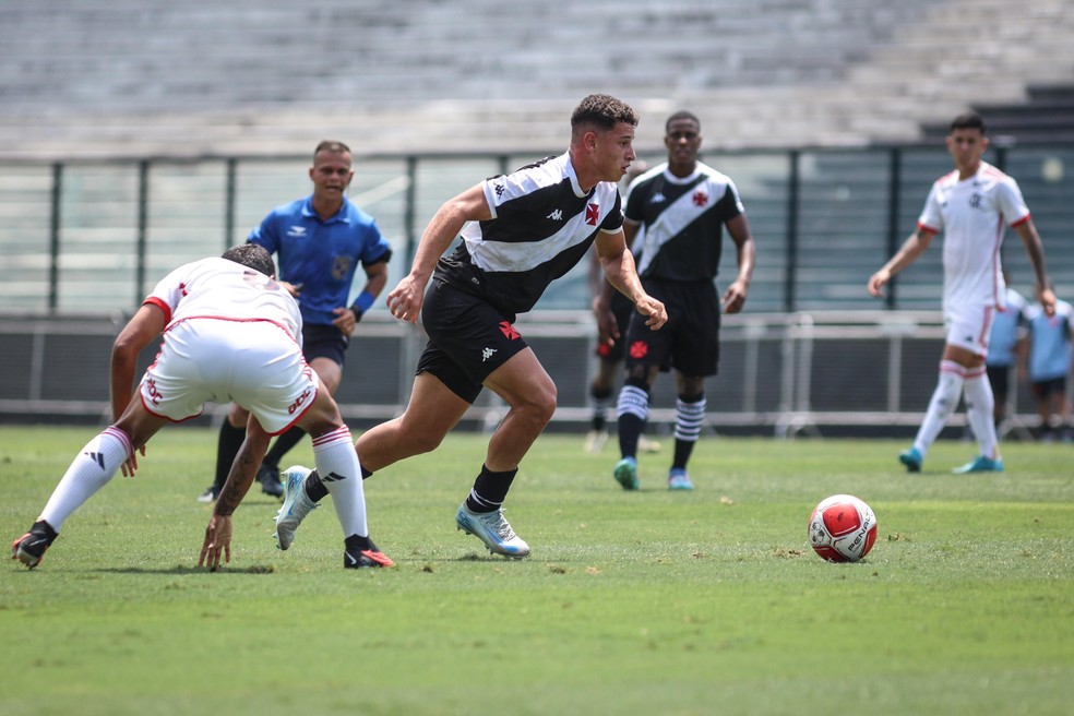 Artilheiro do Sub-20, Bruno Lopes treina com profissional do Vasco e mira dobradinha no Sub-17 | vasco | ge