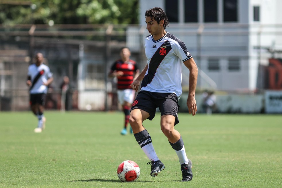 Comparado a Bismarck, JP foi elogiado por ídolo do Vasco: "Meia que não existe hoje" | vasco | ge