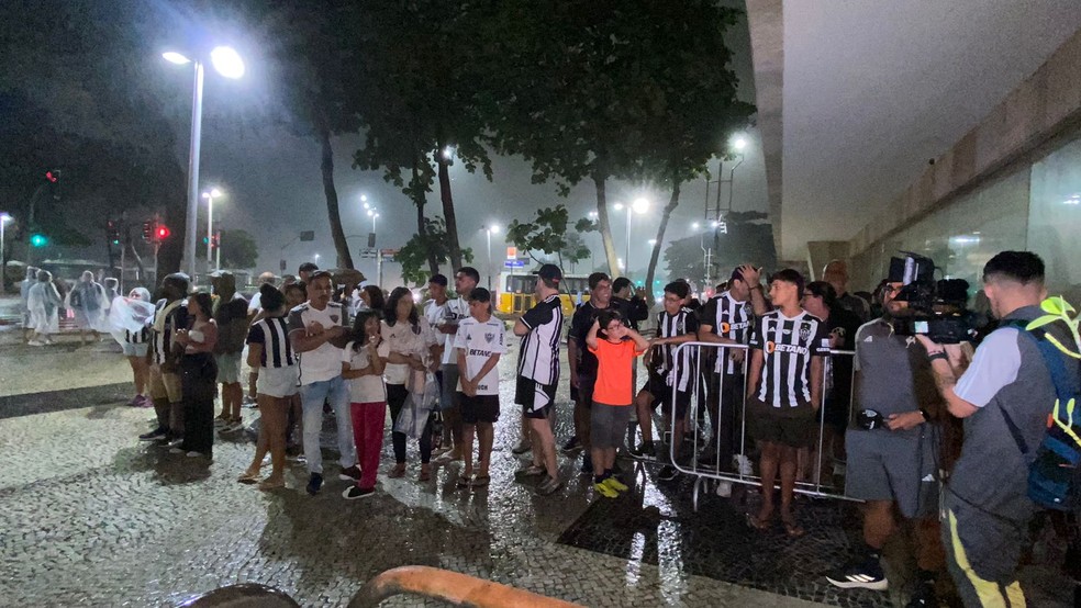 Vasco x Atlético-MG: Hulk diz estar ciente de "pressão", e Arana é aclamado por torcedores debaixo de chuva | atlético-mg | ge