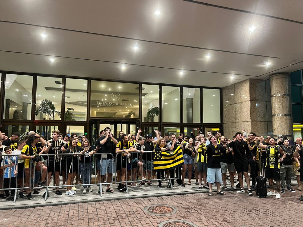 Peñarol chega ao Rio para enfrentar o Botafogo com festa de torcedores e desfalque de peso | botafogo | ge