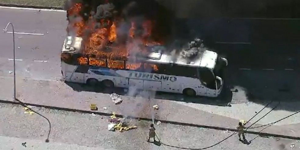 Botafogo x Peñarol: torcedores uruguaios colocam fogo em ônibus no Rio de Janeiro; vídeo | botafogo | ge