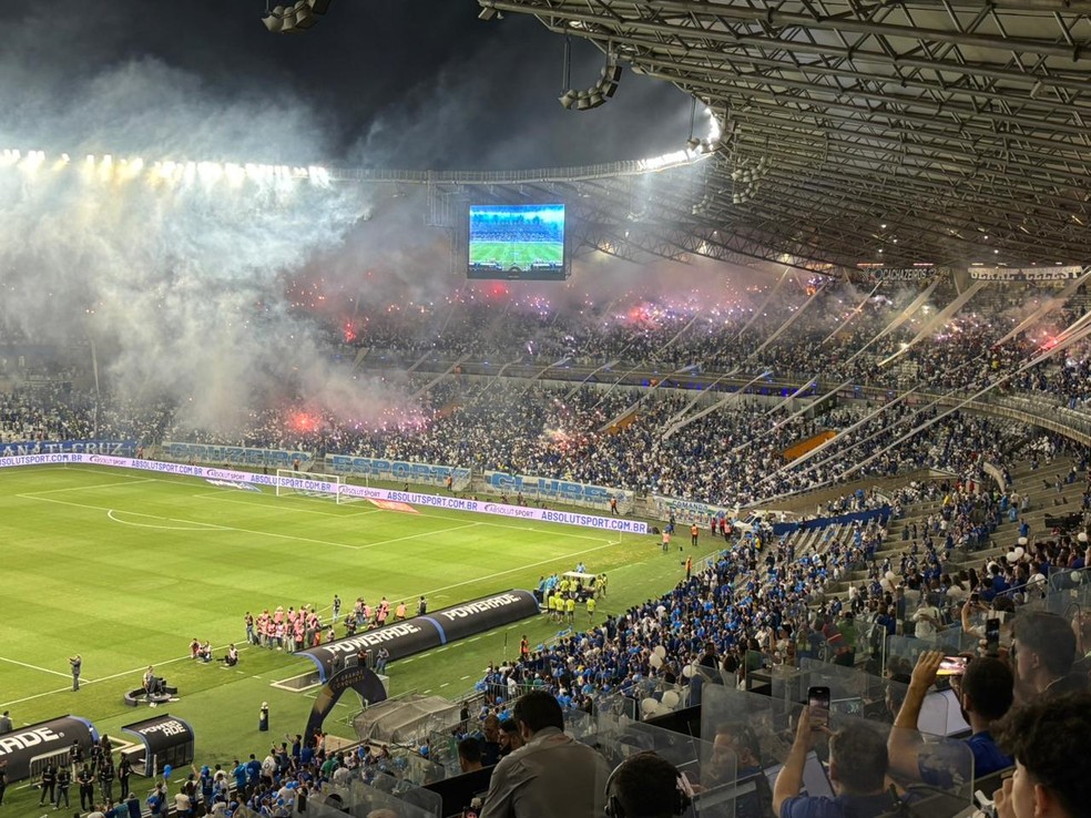 Mesmo com apelo do Cruzeiro, torcida usa sinalizadores, foguetes e bombas em jogo da Sul-Americana | cruzeiro | ge