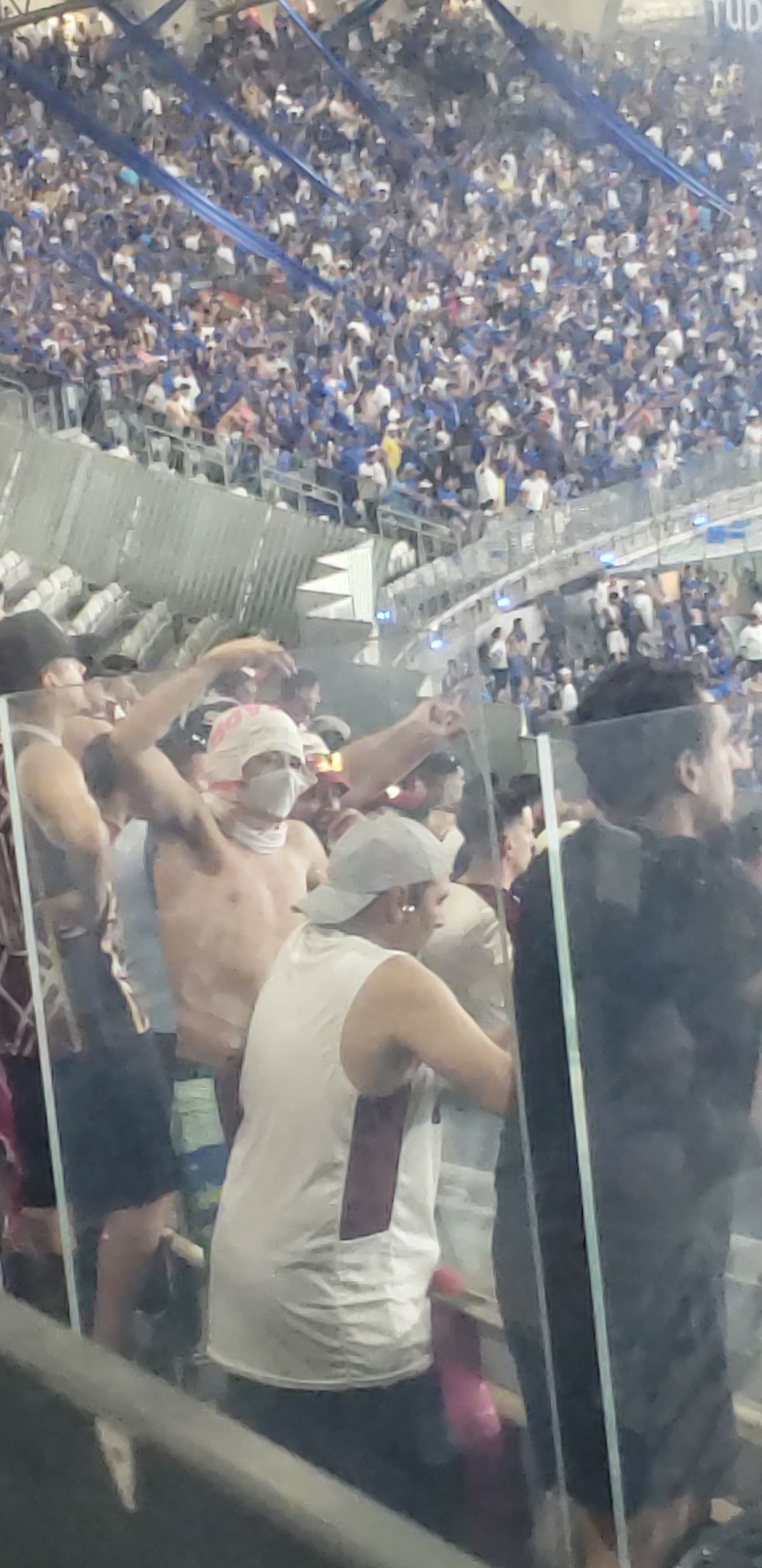 Torcedor do Lanús faz gestos racistas à torcida do Cruzeiro | cruzeiro | ge