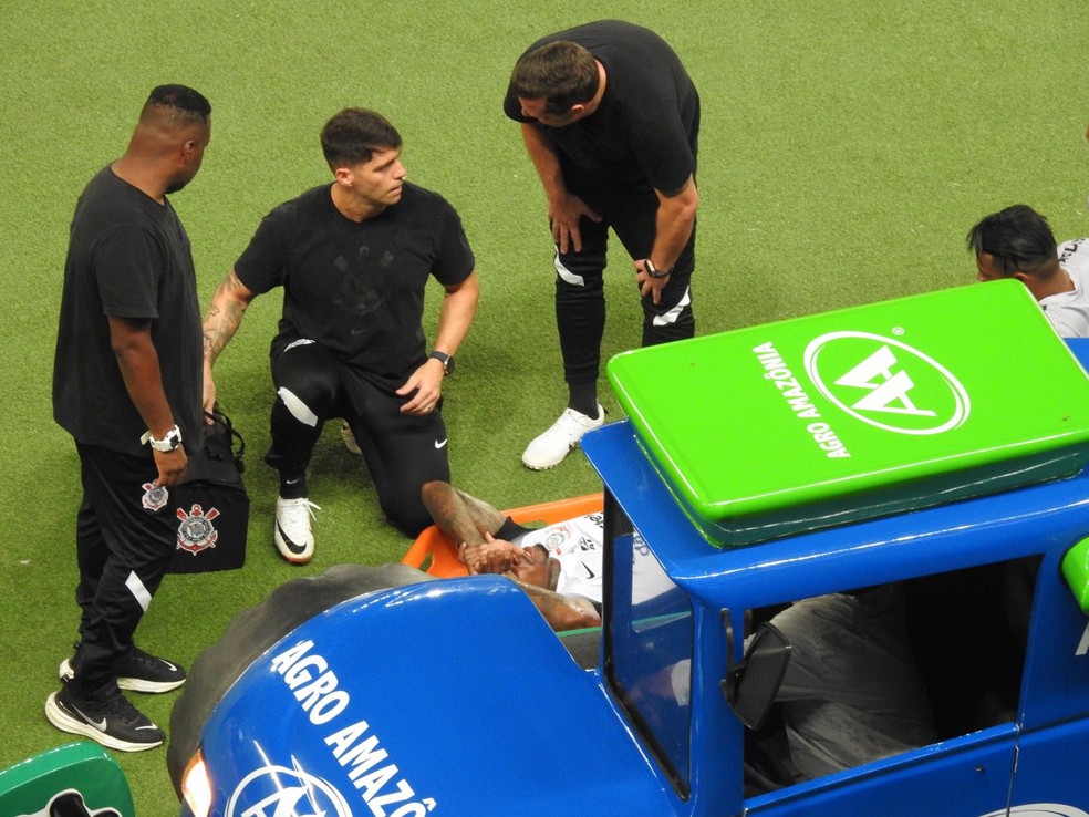 Cacá sofre traumas no tórax e no quadril, deixa campo de maca e vira preocupação no Corinthians | corinthians | ge