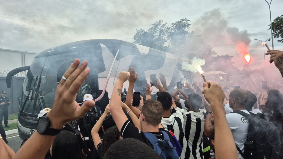 Com apoio de torcedores, Botafogo embarca para enfrentar o Peñarol | botafogo | ge